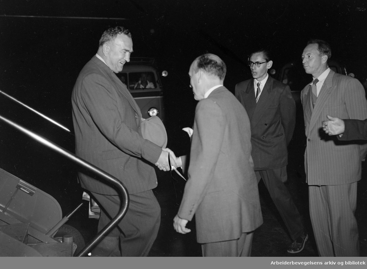 Sovjetrussisk delegasjon på besøk i Norge. Ordførerene i Moskva og Leningrad M. A. Jasnov og L. Smirnov ønskes velkommen av Oslos ordfører Brynjulv Bull. August 1955.