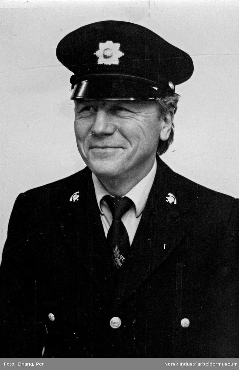 Portrett brannkonstabel i uniform.