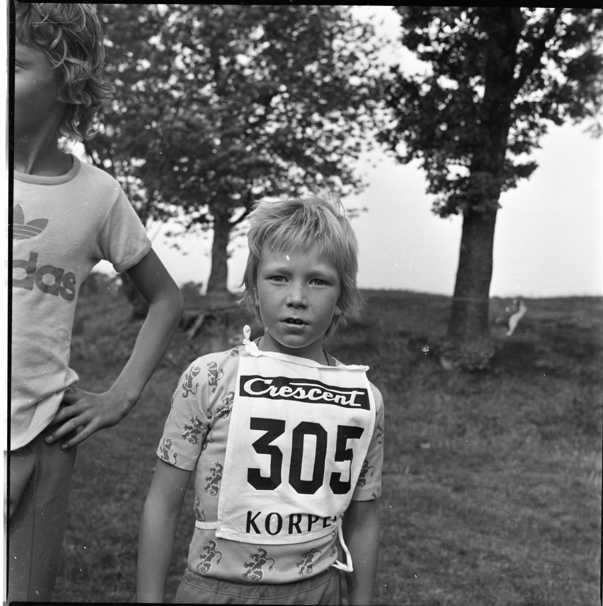 En liten pojke med nummerlapp på bröstet som deltar i Visingsörundan på Visingsö.