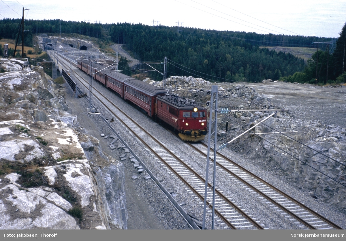 Elektrisk lokomotiv El 13 2160 med hurtigtog fra Halden til Oslo S, tog 108, på nybygget dobbeltspor ved Hølendalen bru. Dette var første ordinære driftsdag på det nye dobbeltsporet