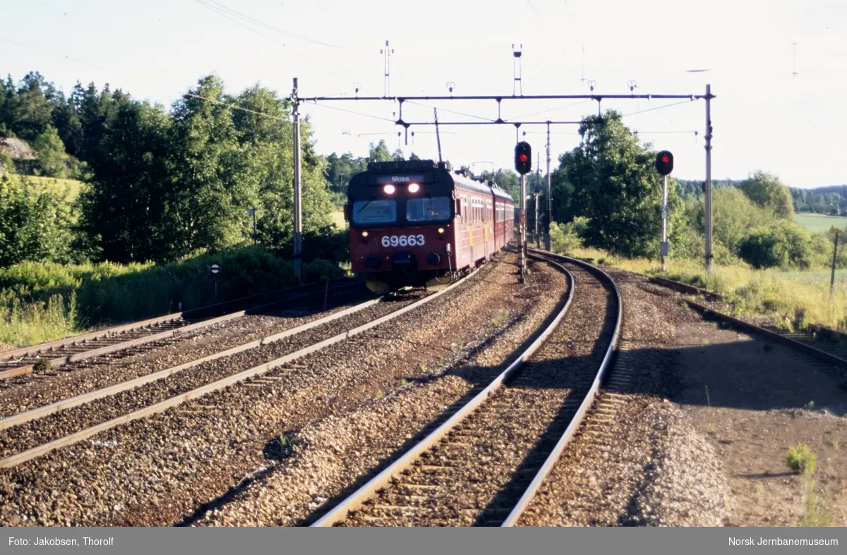 Elektrisk motorvognsett type 69 med styrevogn BS 69 663 fremst, med lokaltog fra Spikkestad til Moss, tog 1105, kjører inn på Såner stasjon