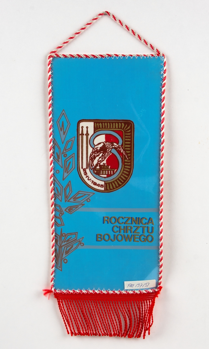 Standarflagga från Polen. På flaggans ena sida ett emblem med en krönt örn, på en röd och vit bakgrund samt texten: "8 PLMB MIROSŁAWIEC". På andra sidan på en blå bakgrund ett emblem med en flygande örn i mitten och texten "25-IV-1945". Under emblemet texten "Rocznica Chrztu Bojowego" (årsdagen av elddopet). Flaggan är insydd mellan plastark och har ett hänge upptill samt en frans nedtill.