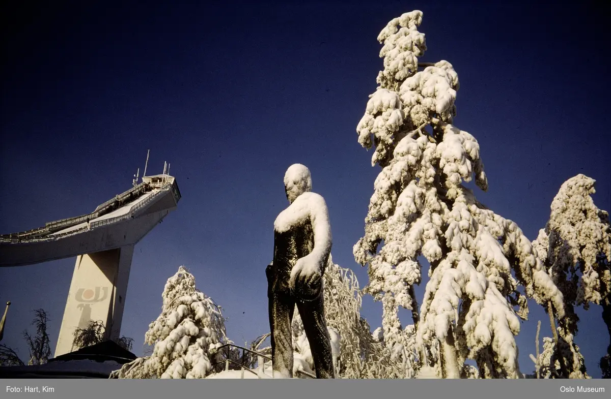 Holmenkollbakken, portrettstatue, trær, snø