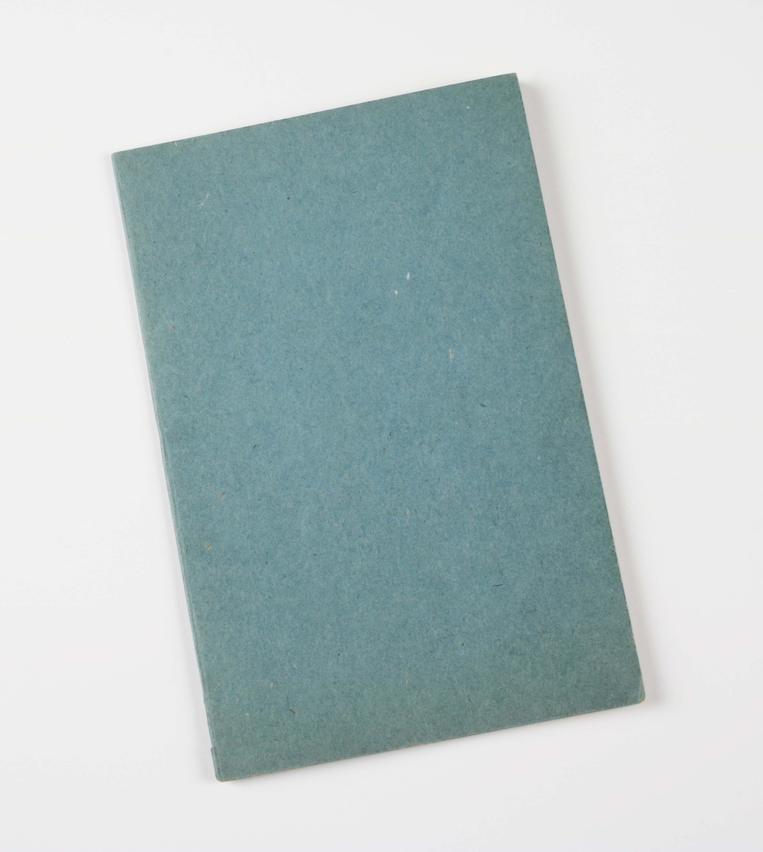 Litet, blågrönt häfte i papp, med 3 blekta blad. Insidan med texten: "Reglemente för fattigvården i Borås Stad", "Borås 1883 Albert Rydins Boktryckeri". I gott skick.