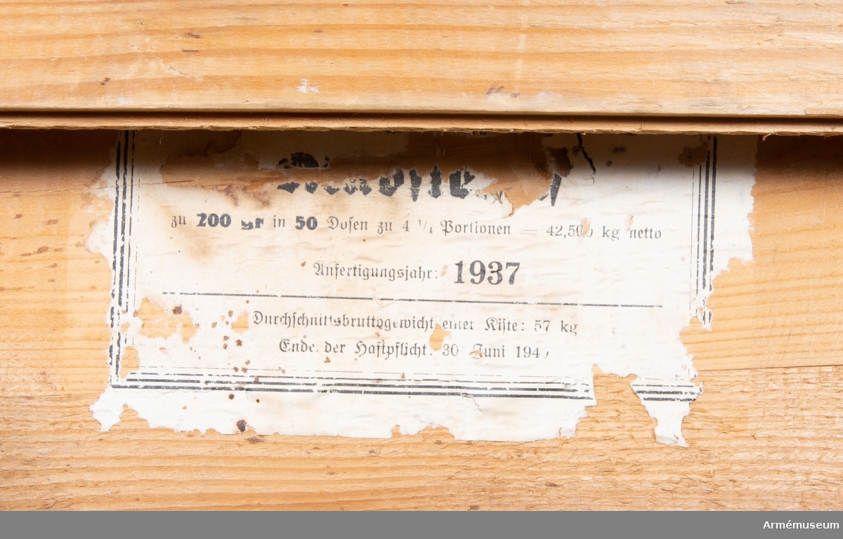 Låda av trä märkt med texten "Fleisch" i svart samt etiketter med tyskt text och årtalet 1937. I lådans botten finns spår av runda ringar.