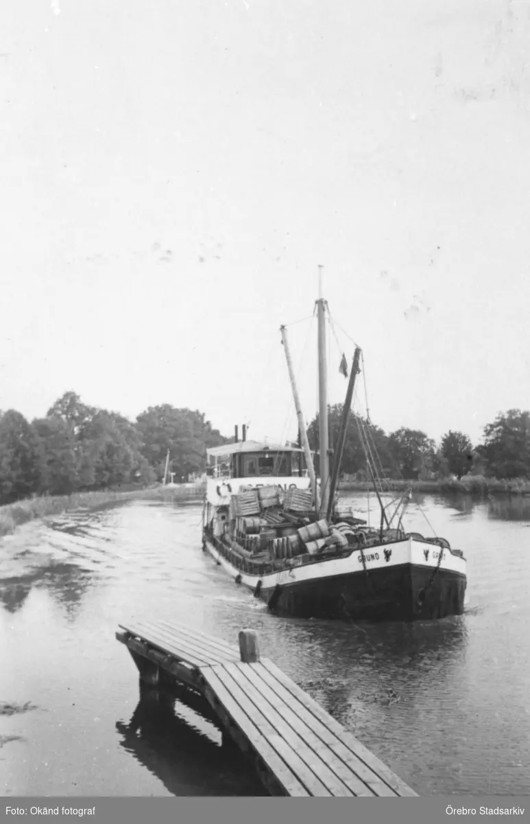 Lastbåten M/F Gruno fulllastad med tunnor och lådor