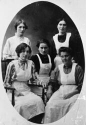 Fem damer. Tatt på Bodø sykehus 1920. Foran fra venstre Lovi
