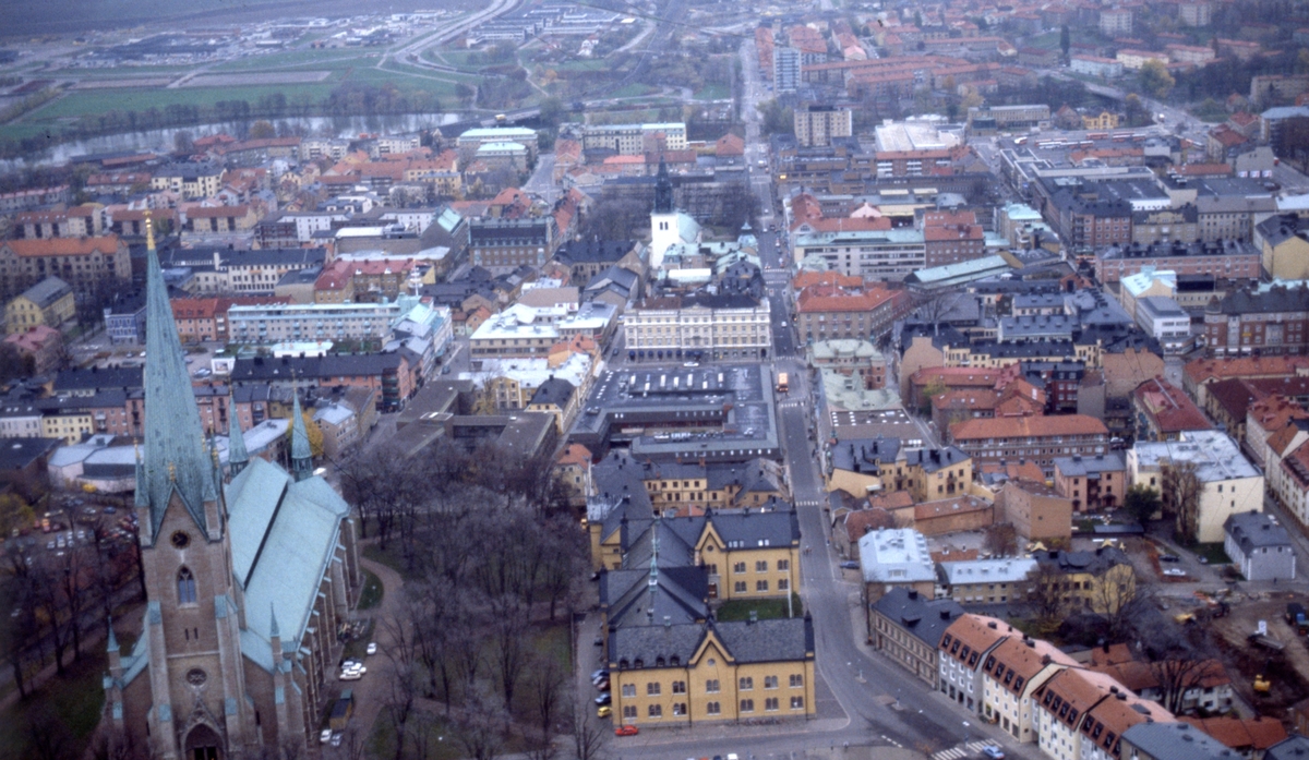 Flygvy över  Stadshuset och Storgatan ner. Domkyrkan ses till vänster.