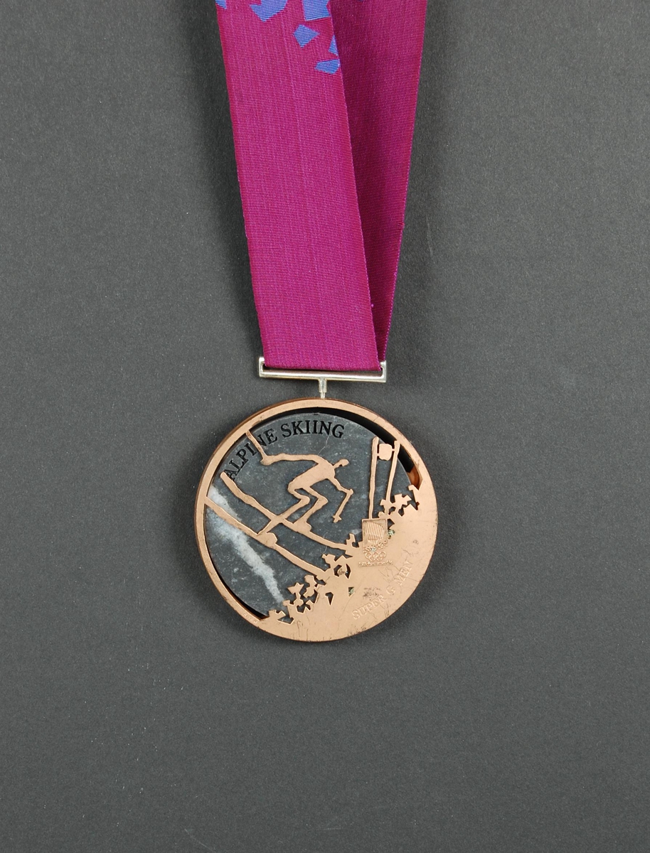 Rund medalje i valør bronse. I dekoren på den ene siden er det et piktogram av en alpinist, og motivet er hentet fra LOOCs designprogram. Det er også stemplet logo for de olympiske leker på Lillehammer i 1994. På den andre siden inngår de olympiske ringene som en del av dekoren.