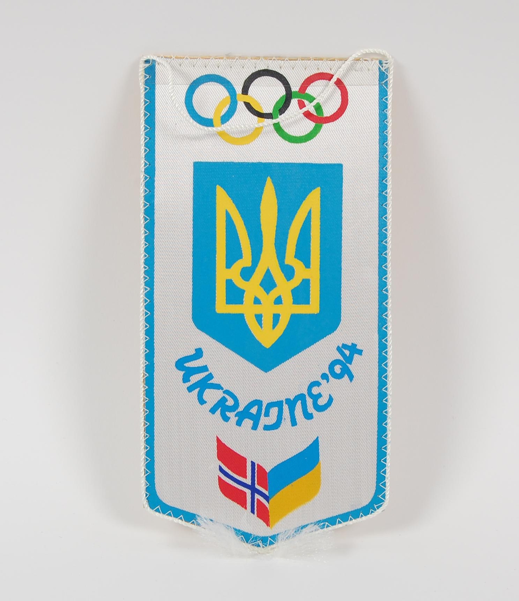 Liten vimpel med motiv av fakkelmannen og ulike piktogrammer for grener i de olympiske leker på den ene siden, og de olympiske ringer og deler av de ukrainske riksvåpenet på den andre siden.