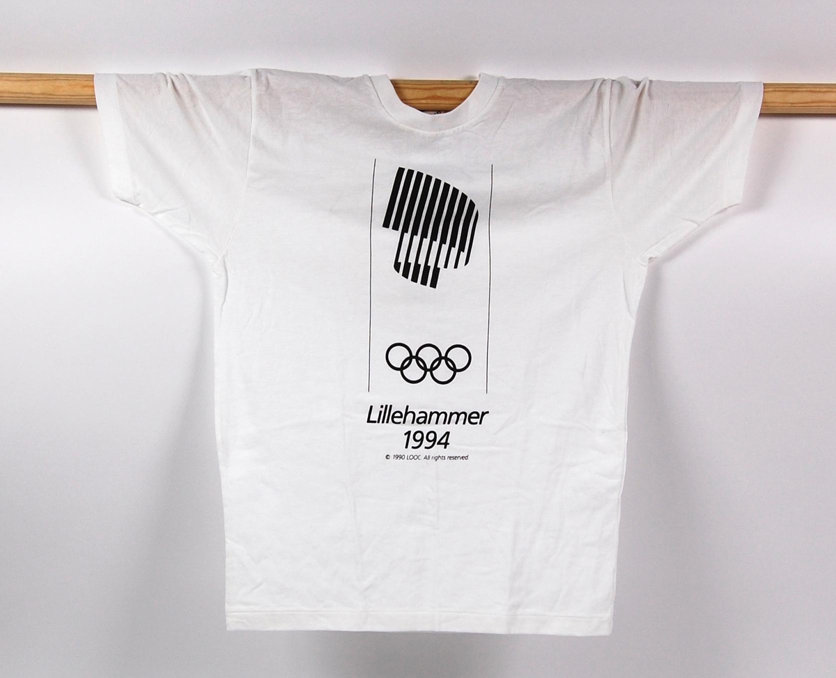 Hvit t-skjorte i størrelse S. T-skjorten har en sort logo for de olympiske vinterleker på Lillehammer i 1994.