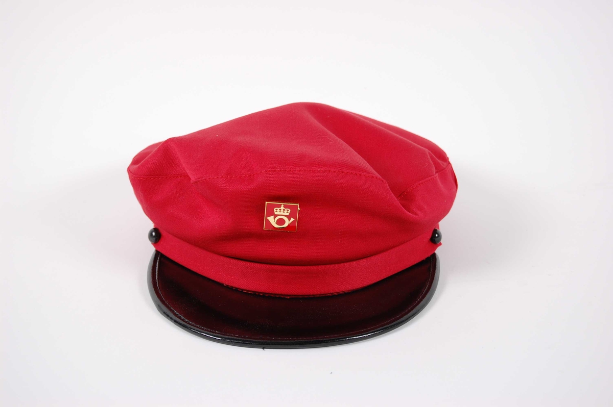 Rød uniformslue med skygge.