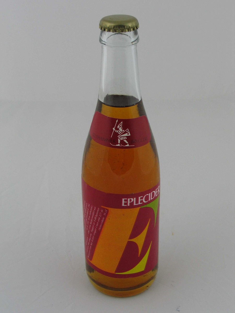 Flaske med eplecider. Fylt på Lillehammer Bryggeri. Etikett design som var i bruk på slutten av 1970.tallet. 