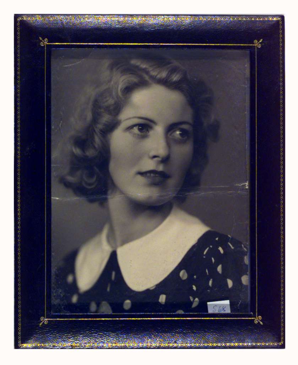 Portrett av Gunvor Hjerkinn som ung kvinne.
