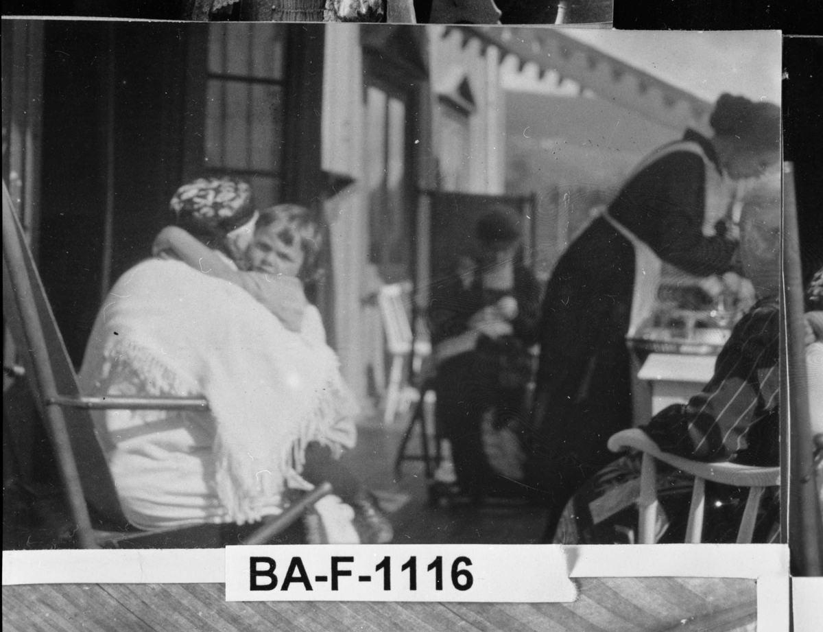 Fotomontasje i svart/hvitt rammet inn med glass og enkel trelist. Amatørbilder.