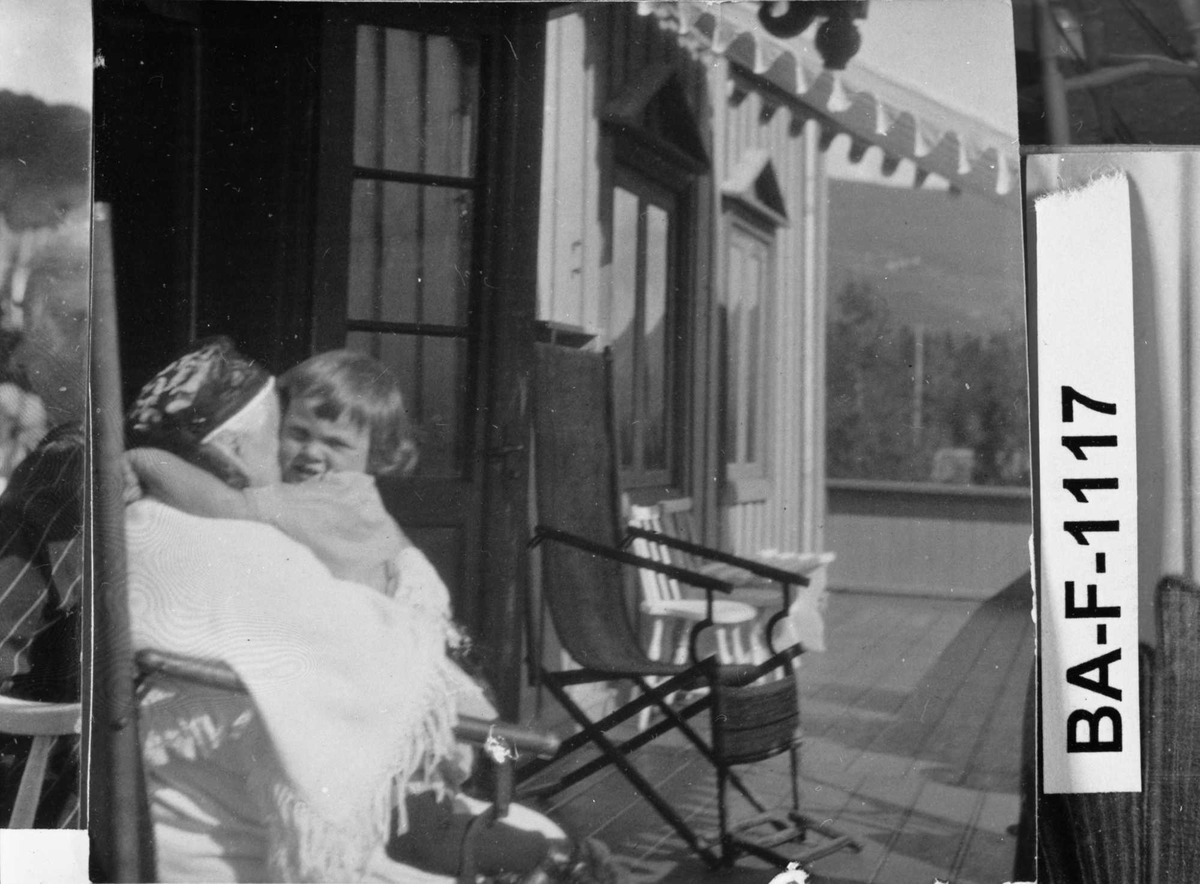 Fotomontasje i svart/hvitt rammet inn med glass og enkel trelist. Amatørbilder.