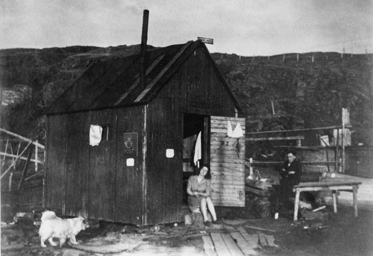 eksteriør, poståpneri, Mehamn 1945, kvinne, mann, postskilt