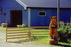 eksteriør, Flostrand, postkasseholder i form av en bjørn skå