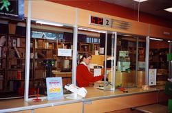 interiør, postkontor, 2000 Lillestrøm, skranke, dame arbeide
