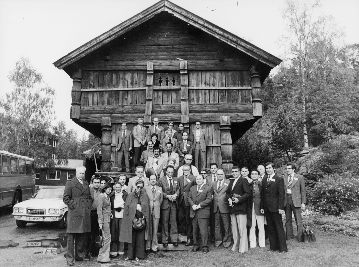 diverse, postkonferanse, den 4. internasjonale postale mekaniseringskonferanse, Oslo 1976, omvisning, menn, kvinner, stabbur
