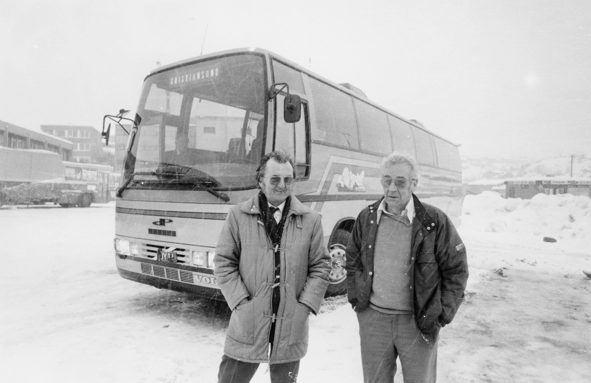 Disponent Lars Solbu og delelagersjef Erling Kvande i Trollheimen Trafikk foran en av selskapets busser
