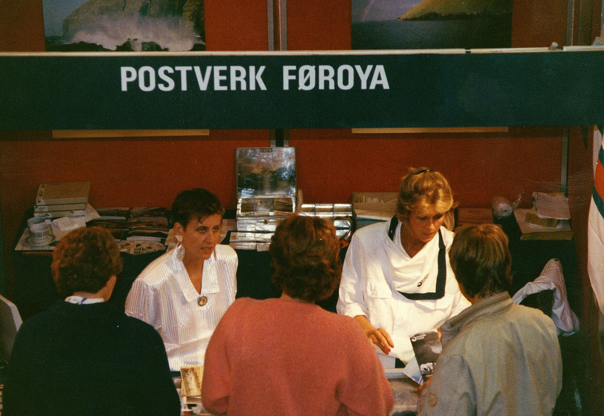 frimerkets dag, Oslo Rådhus, stand for Postverk Føroya, ekspeditører, kunder 