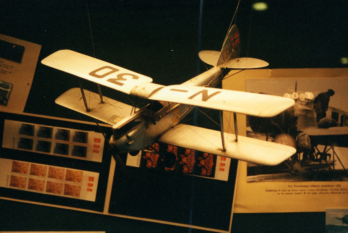 Postmuseet, utstilling, monter med frimerker, flymodel N - 30