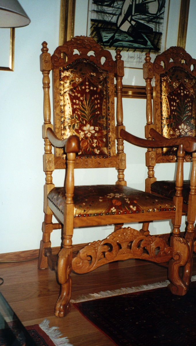 postmuseet, gjenstander, stoler,  2 høyryggete gyldenlærstoler