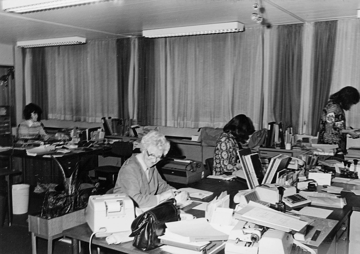 postsparebanken, Akersgata 68, Oslo, 25-års jubileum, 1975, interiør, 4 damer
