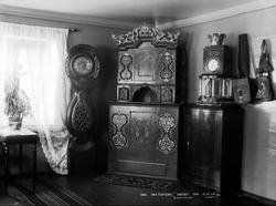 Interiør Toftemoen. 13/9 - 02. Gulvklokke, skap