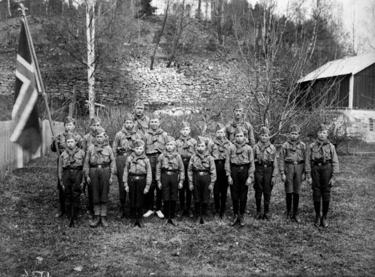 Ringebu. Guttespeidere i uniform. Flagg med speiderlilje. - Maihaugen ...