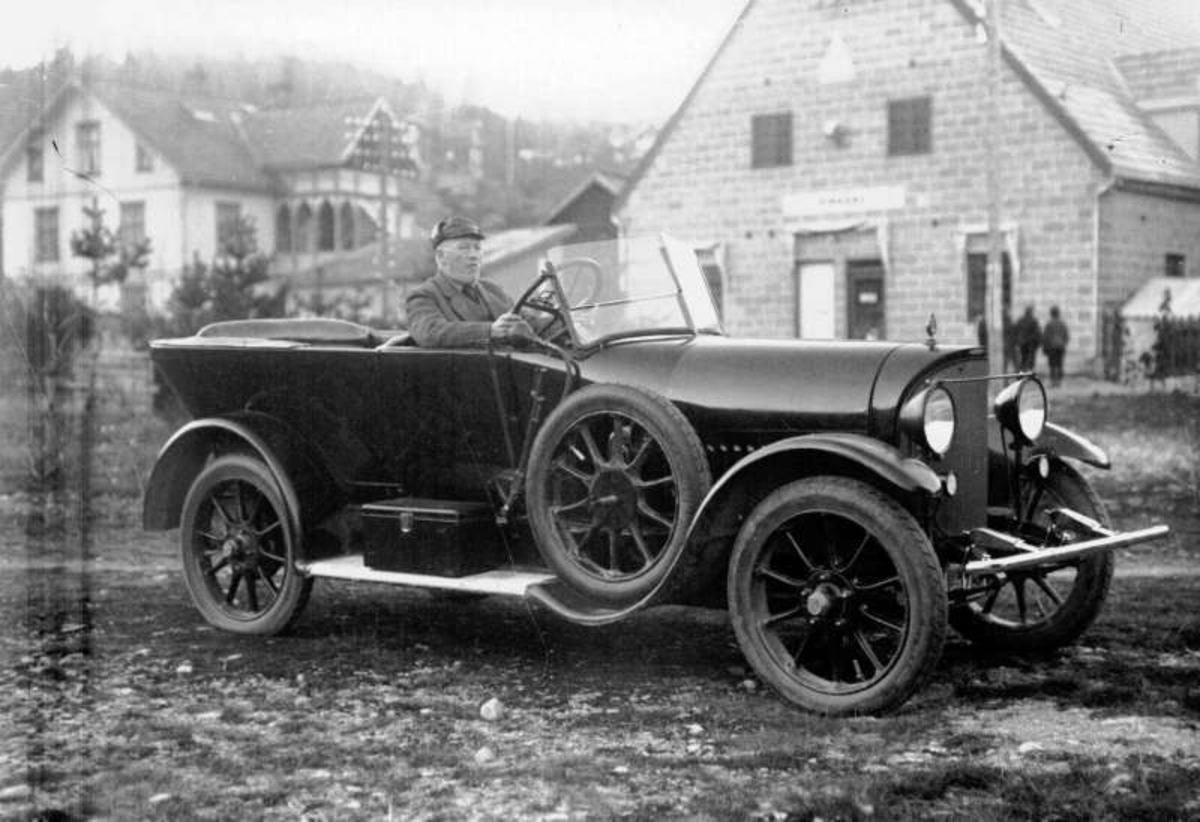 Ringebu. Emil Berge med personbil E-1700 Opel ved pølsefabrikken i Ringebu