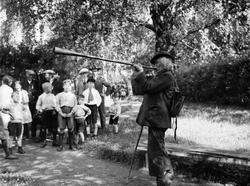 I jernbaneparken. Eldre mann - Jon Persen. Barn.