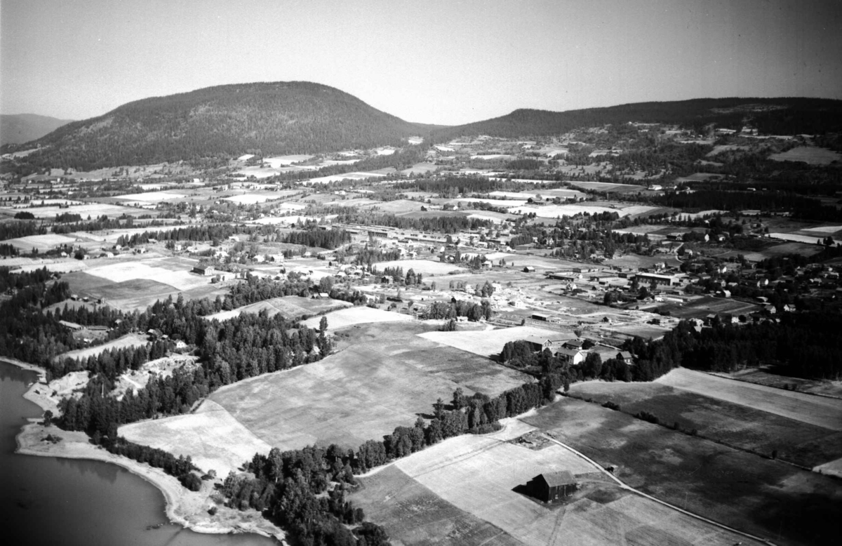 Flyfoto, Lillehammer, mot Balbergkampen og Nordre Ål, med Mosodden og Skjellerudjordet i forgrunnen