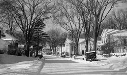 Hus, vei, bil, vinter