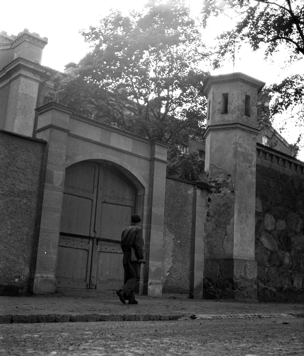Fängelsemuren mot Gröngatan. Linköpings stads straff-fängelse. (LSSF)
Killen framför porten åker här in på grund att ha vägrat böter för att ha cyklat utan lyse. 20 dagar.