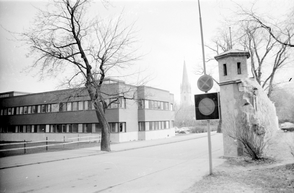 Den kvarvarande Fängelsemuren utmed Gröngatan. Kvarteret är nu P-plats. T.v. en del av landstatshuset.