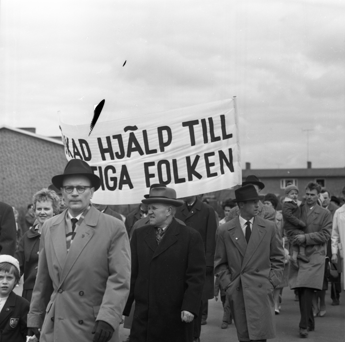 Fanbärarna samlas för avtågande. 1:a majdemonstrationen 1962. Demonstration. Plakat. Maj.