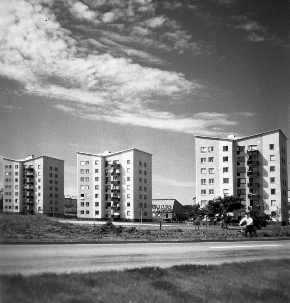 Höghusen i Åbylund år 1960. Sett från Bergsvägen. Höghus. Lägenheter. Stadsvy. Område.
