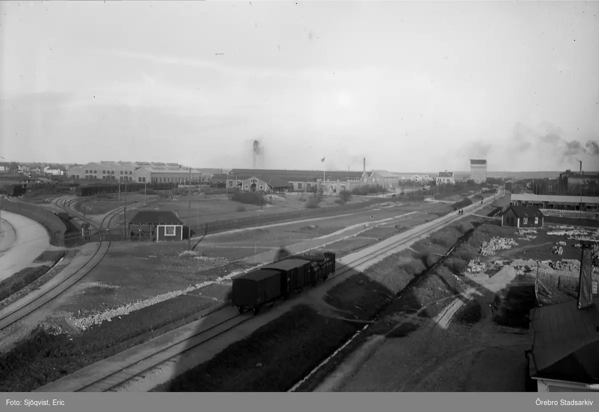 Vagnar utan lok på spåret, 1910 - Örebro Stadsarkiv / DigitaltMuseum