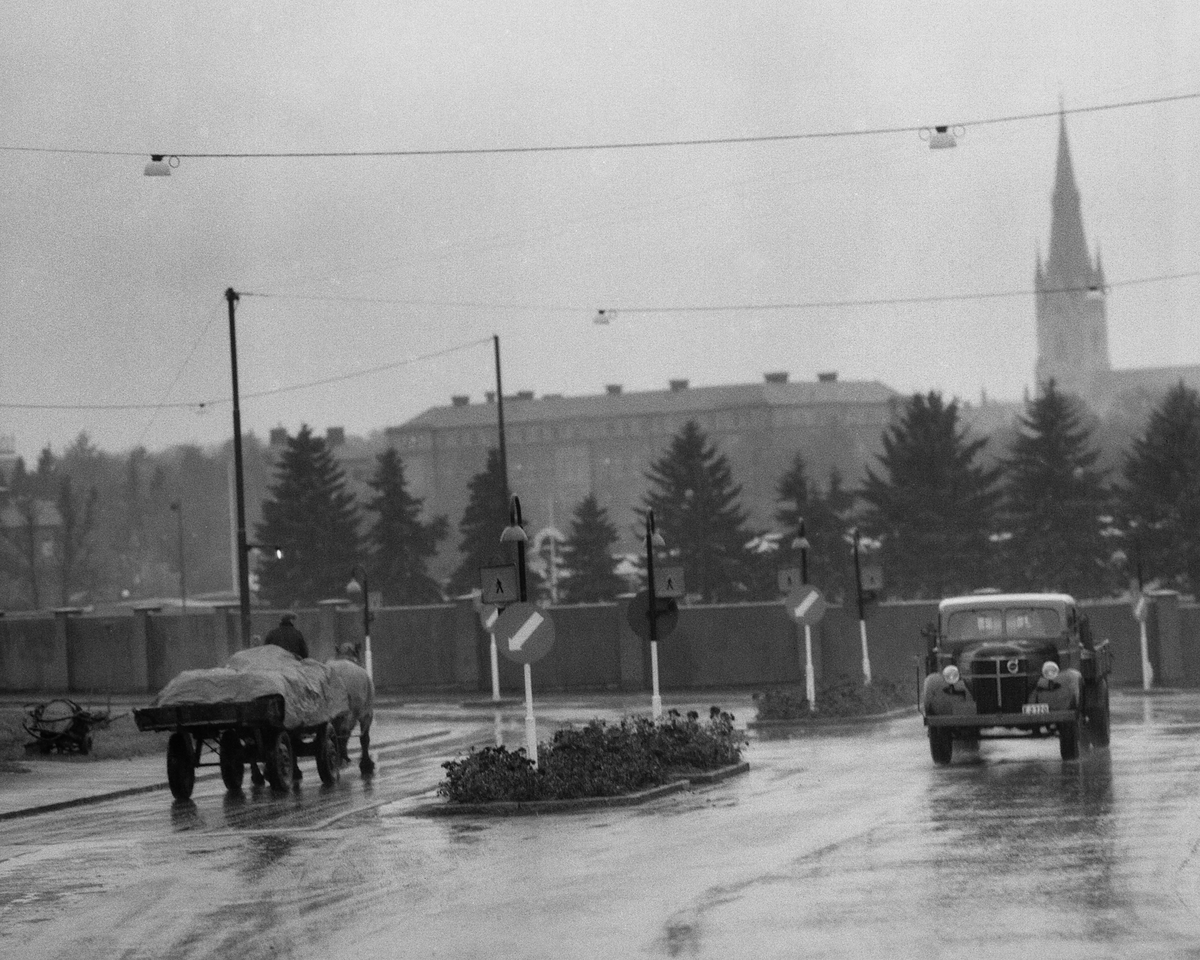Häst och vagn på väg till stan vid Vistvägen och Brokindsleden,1954.