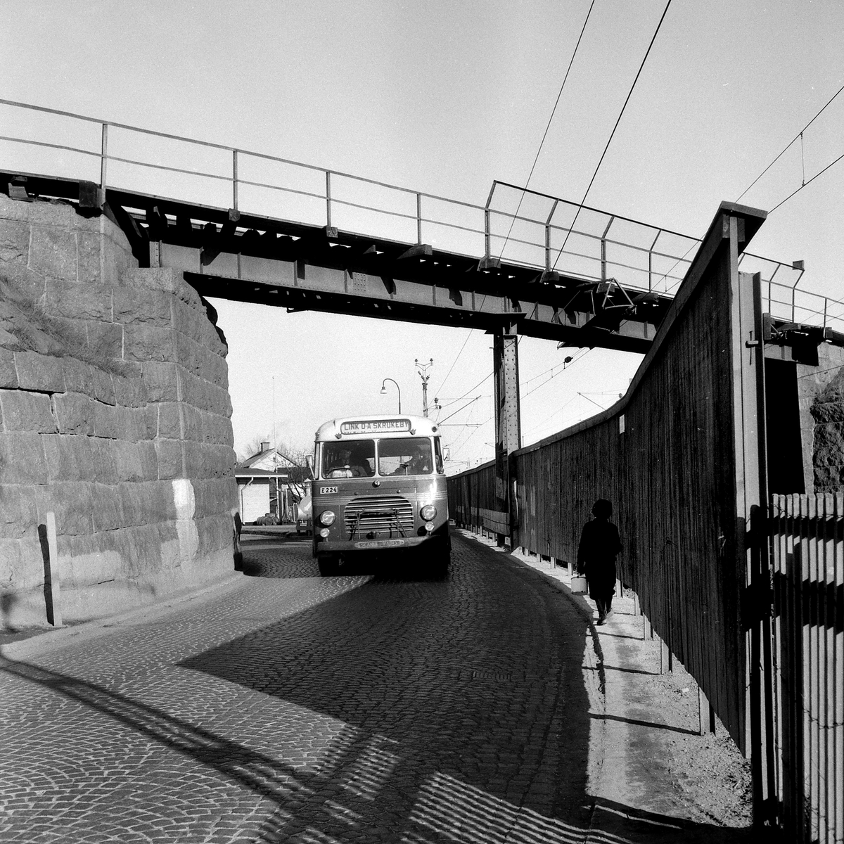 Trång passage på Riksettan i Tomteboda vid Gamla Norrköpingsvägen, 1955.