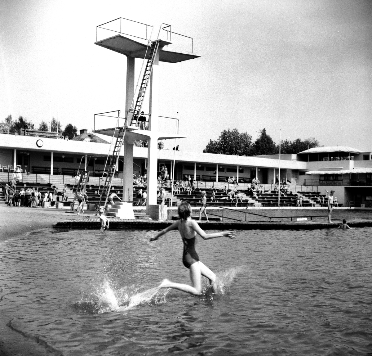 Hopptornet vid badsjön i Tinnis, 1956.