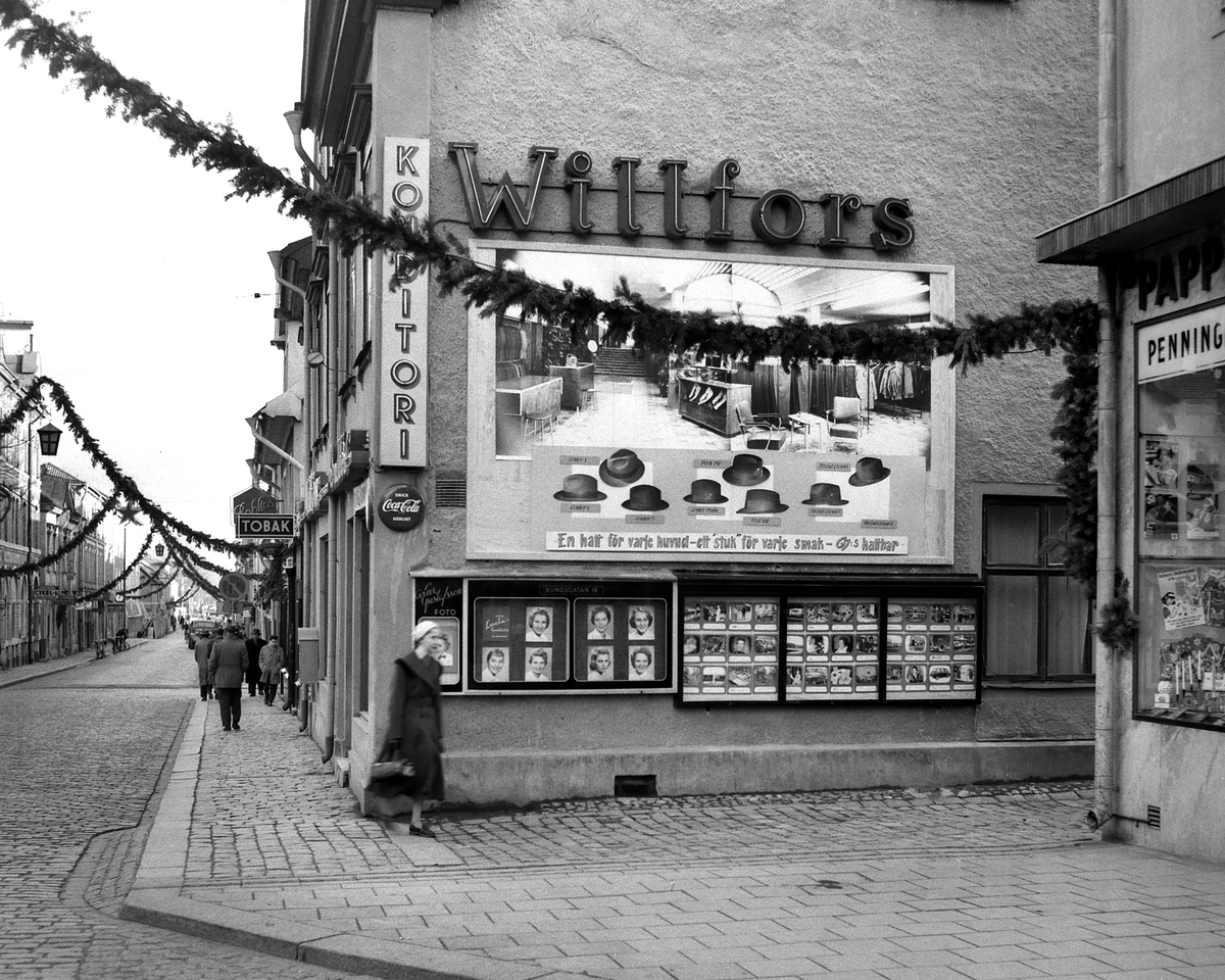 Reklamskyltar på husvägg vid Storgatan, 1957.