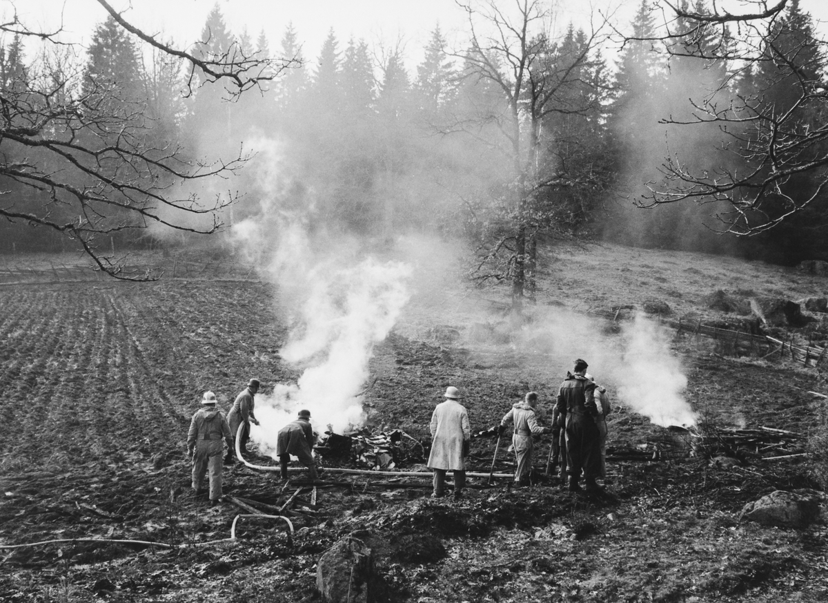 Serie bilder från flygolyckan vid Slaka med tragisk utgång 1963. Två J29:or hade kolliderat under övning och resulterat ett dödsfall.