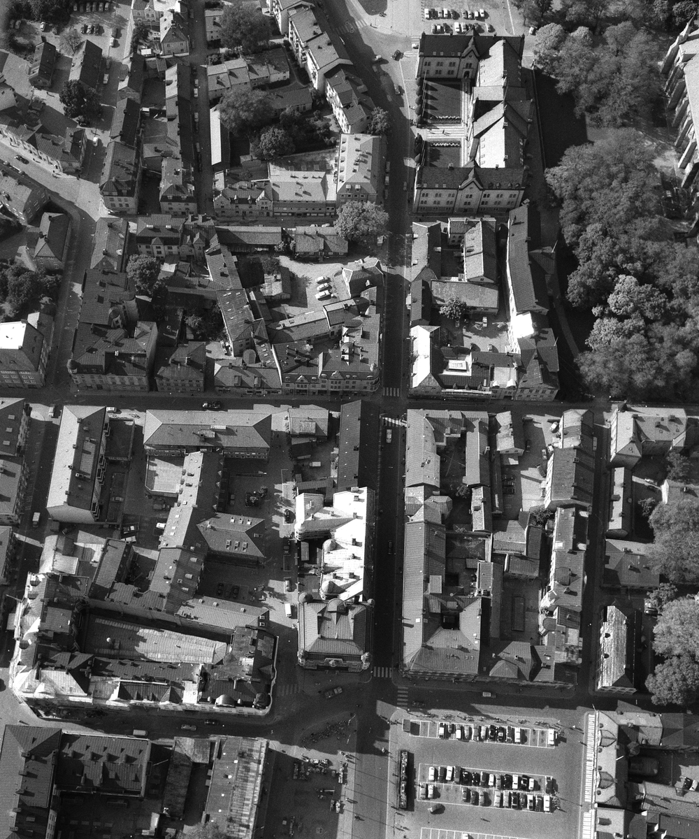 Flygfoto över Storgatan med Stora torget och Stadshuset, 1963.