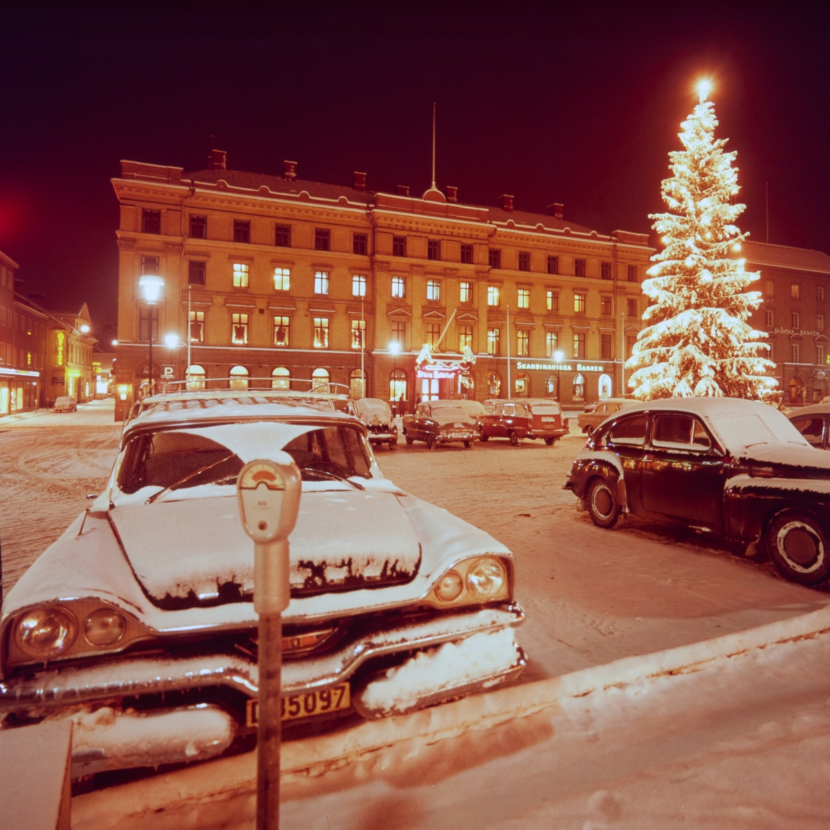 Bilparkeringen på Stora torget i vinterskrud, 1964.