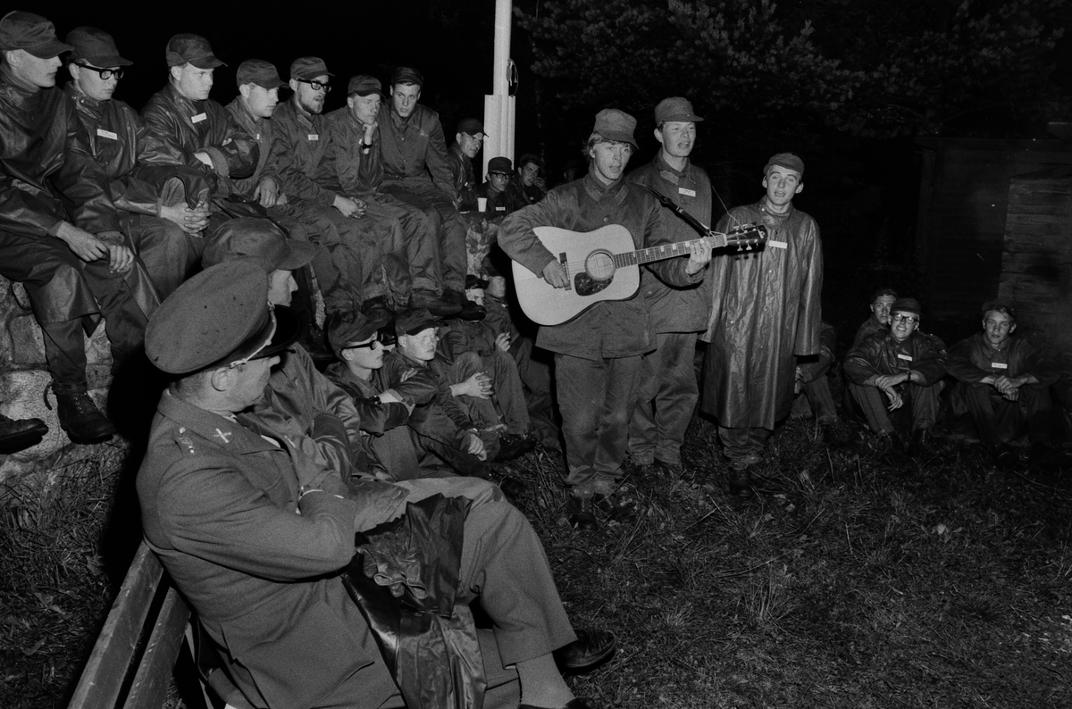 Björn Ulvaeus, Johan Karlberg och Tonny Roth från gruppen Hootenanny Singers gjorde sin militärtjänst på I4, 1966.