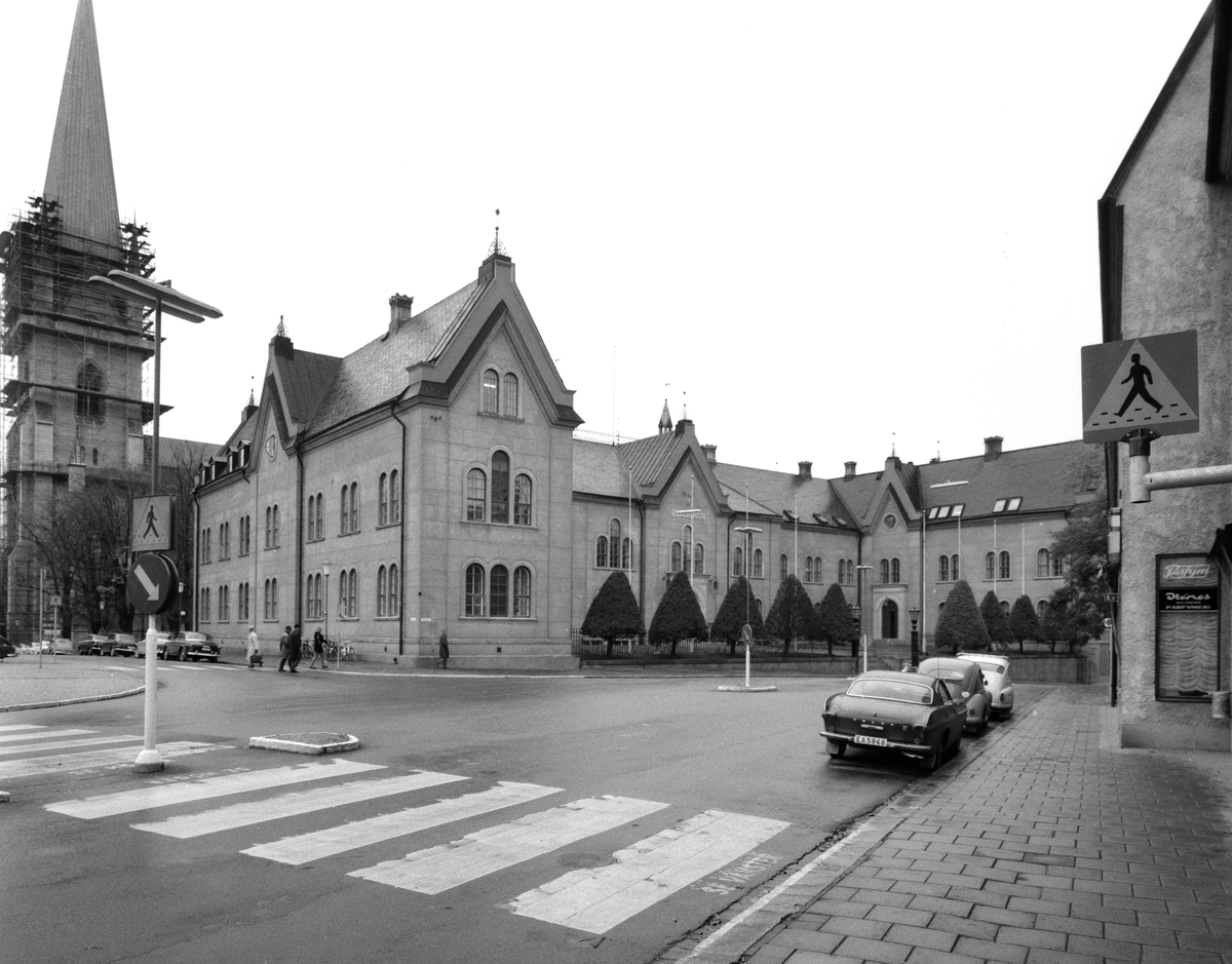 Stadshuset på Storgatan med Domkyrkan, 1968.
