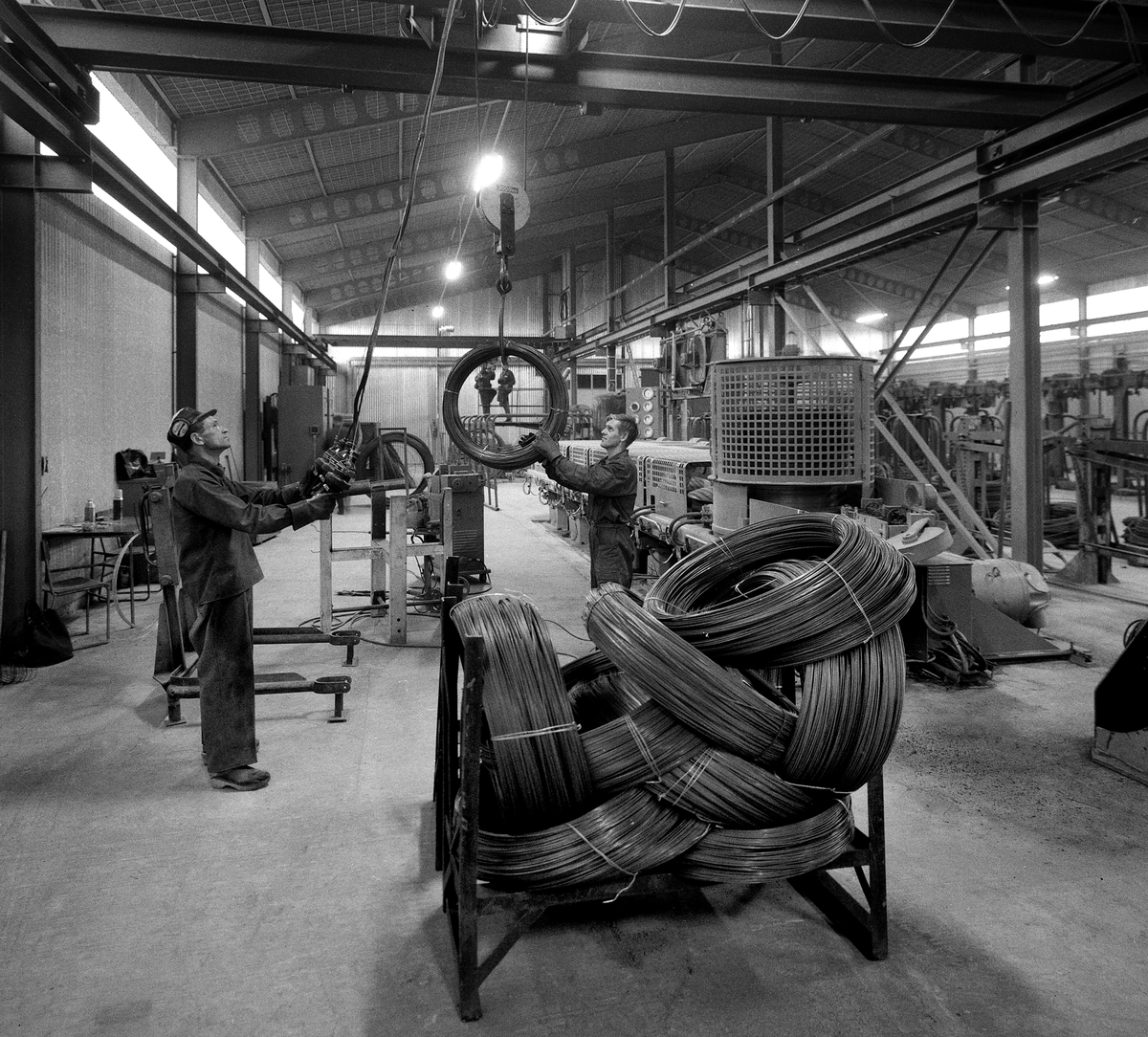Bilder från Hjulsbroverken (Hjulsbro stål) med tillverkning av armeringsjärn, 1966.